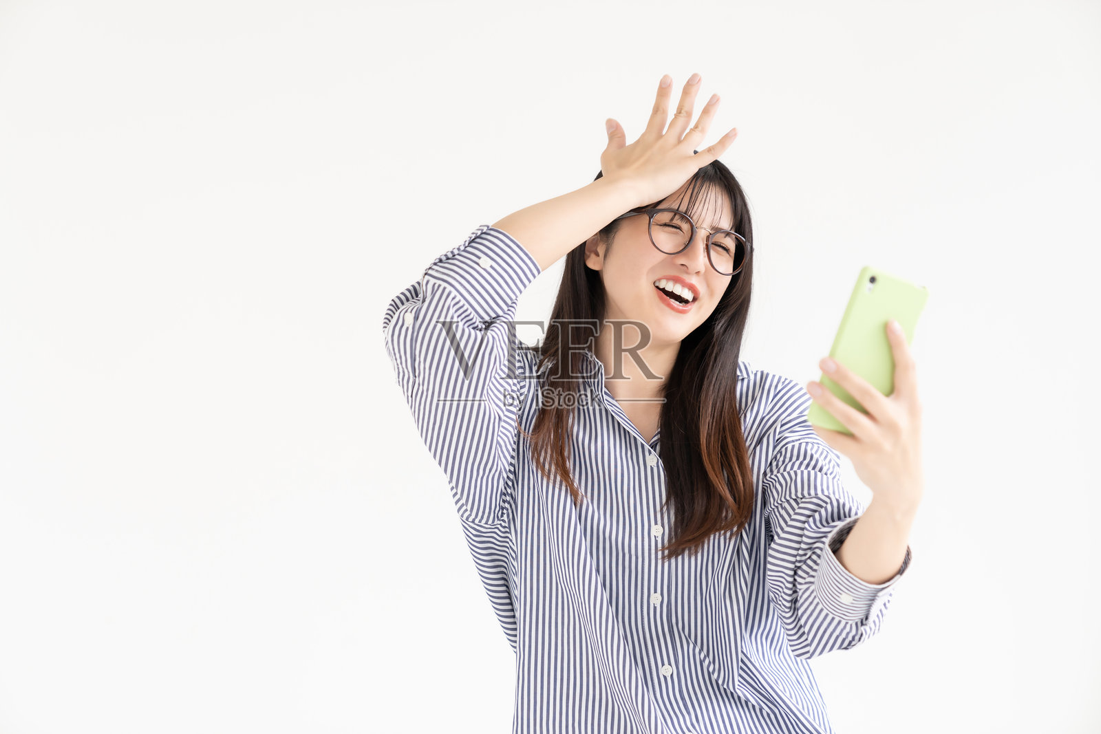 漂亮的亚洲女人用智能手机，麻烦照片摄影图片