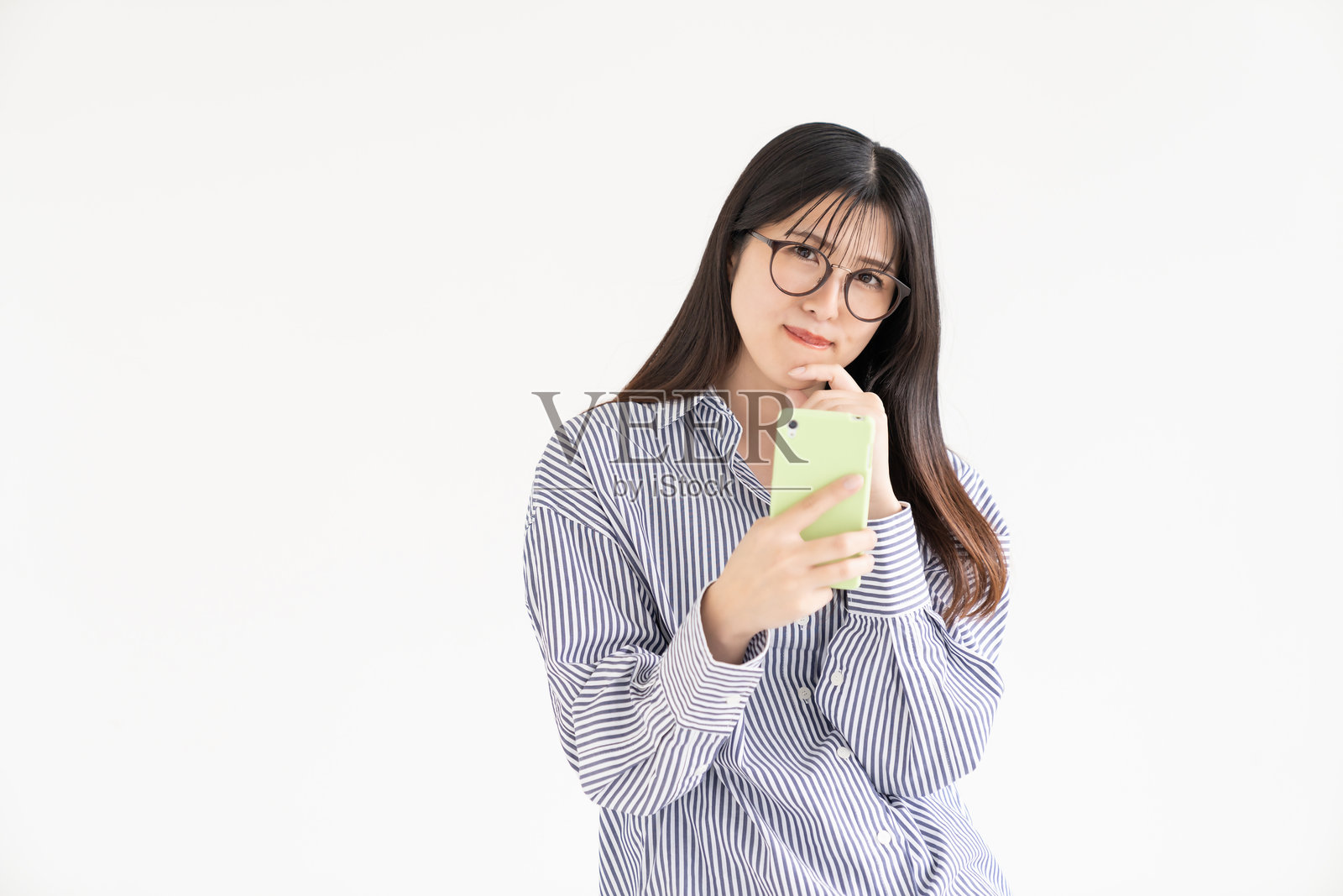 漂亮的亚洲女人用智能手机，麻烦照片摄影图片