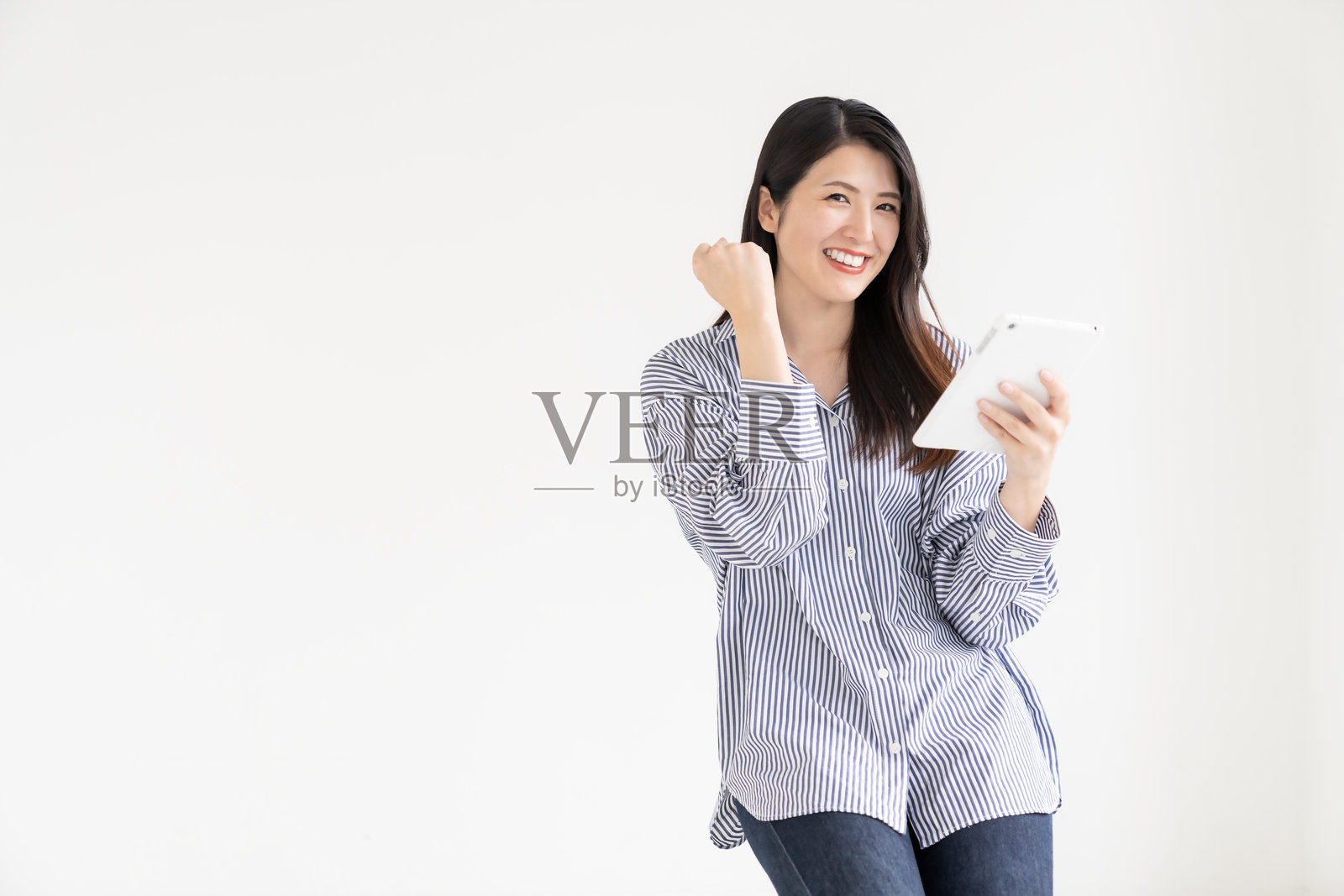 用平板电脑的亚洲美女照片摄影图片