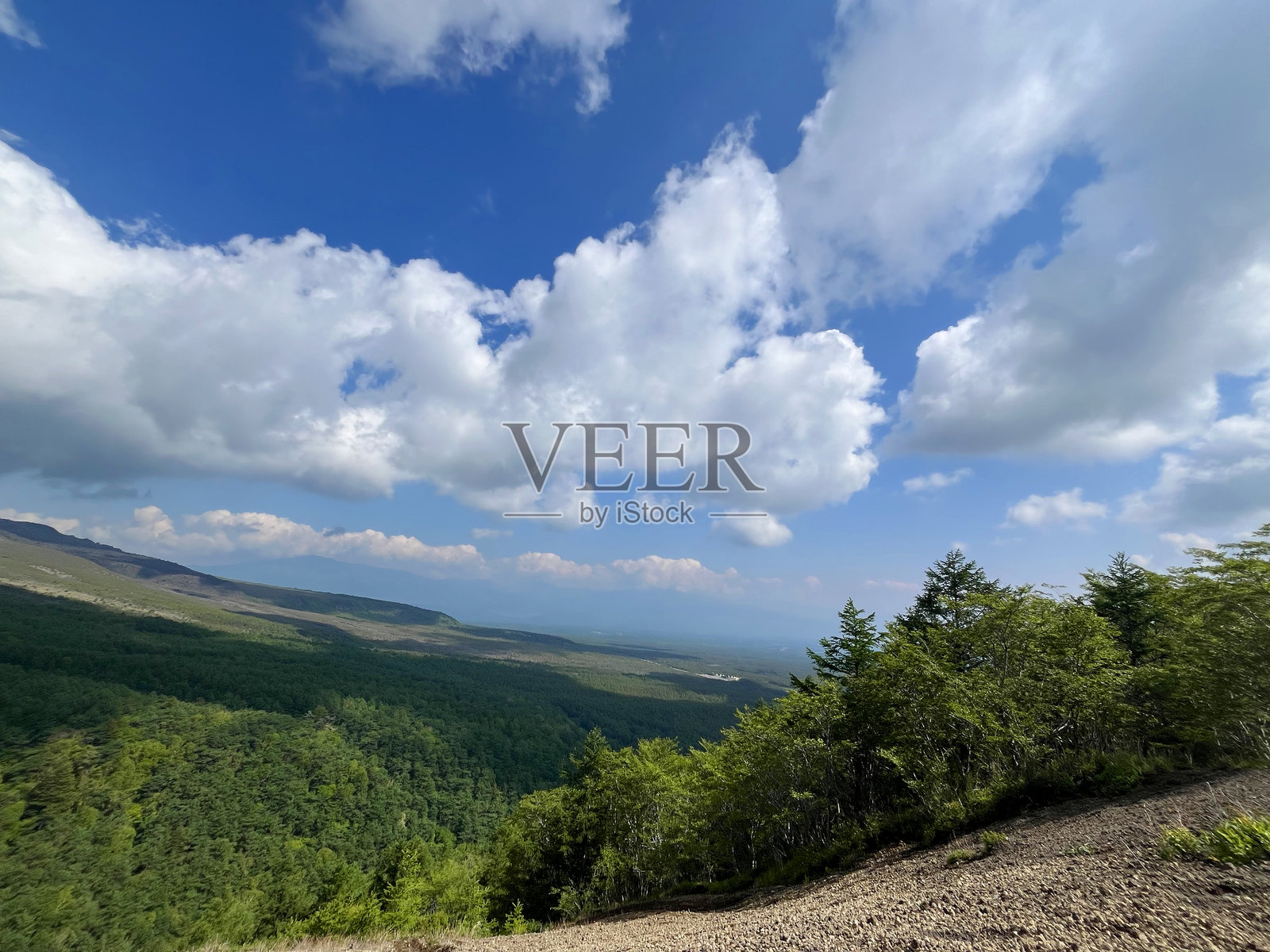 从山间小道看山景照片摄影图片