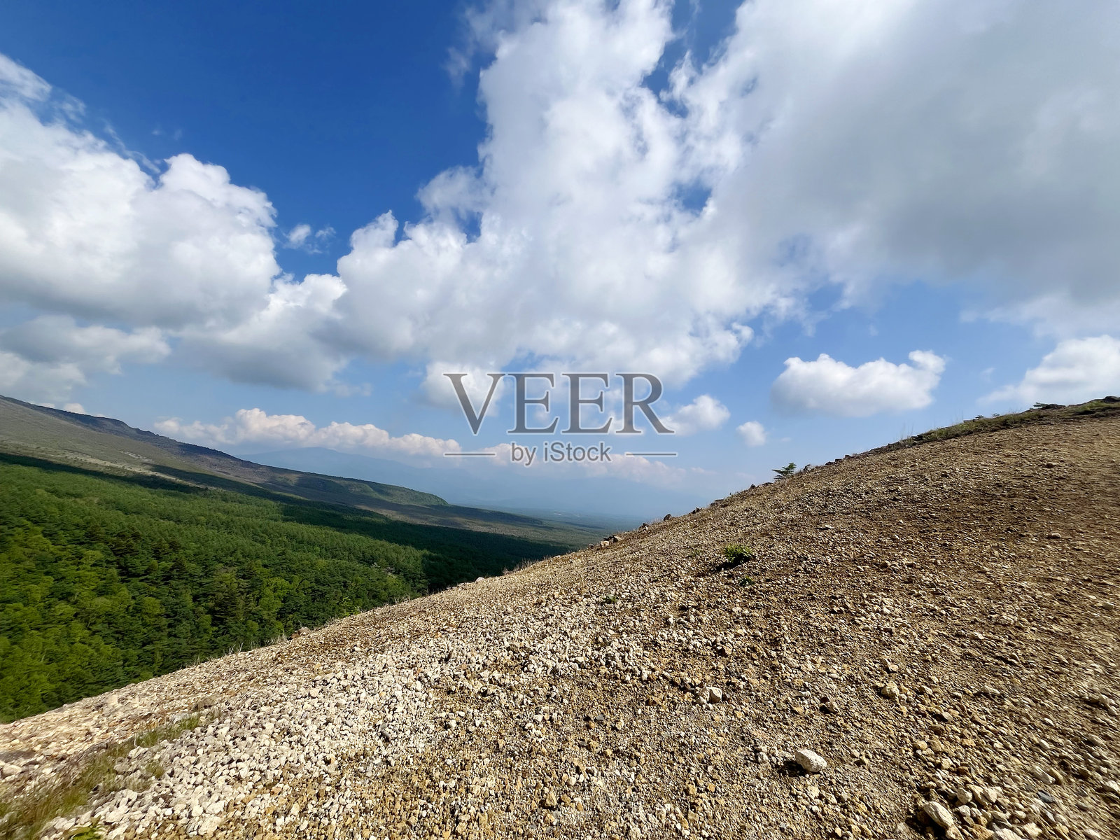 从山间小道看山景照片摄影图片