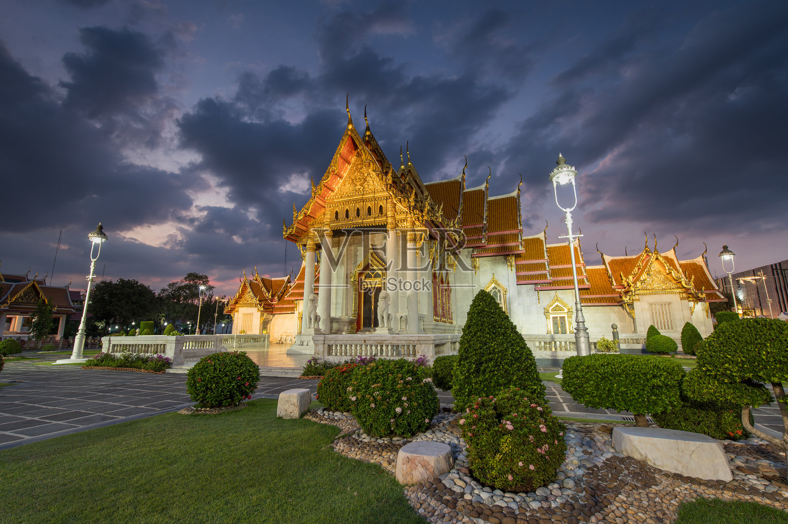 黄昏时分的本查巴普特神庙(benjamabphit) dusitvanaram或大理石神庙照片摄影图片