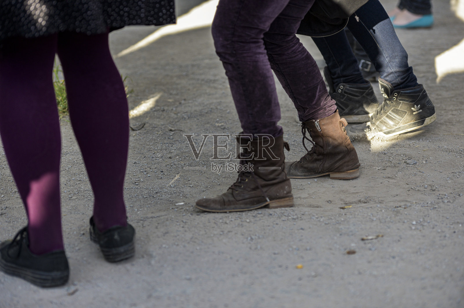 在柏林市Mauerpark跳舞的人们的脚特写。照片摄影图片