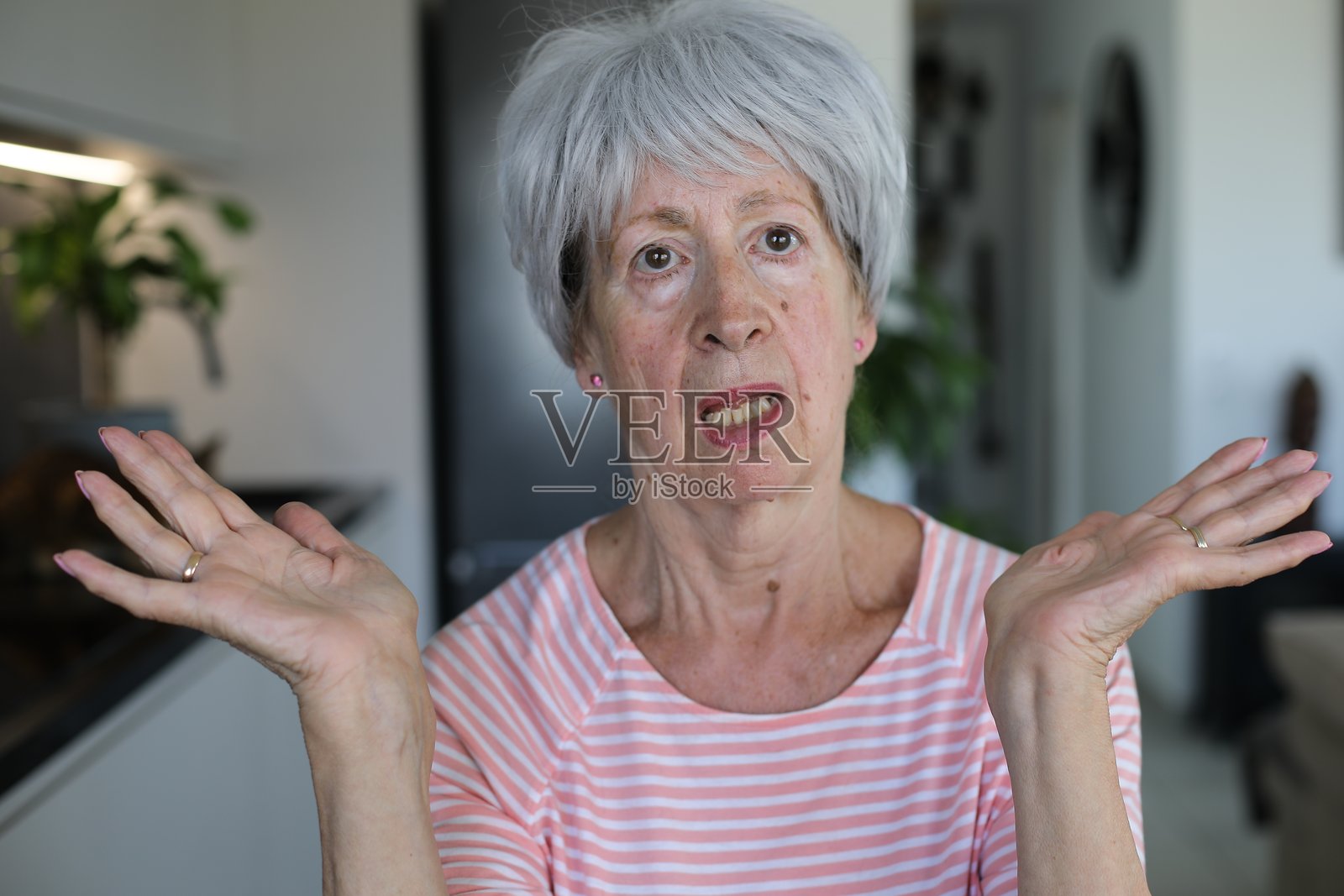 看起来很挑剔的高级女性带着不赞成的表情照片摄影图片