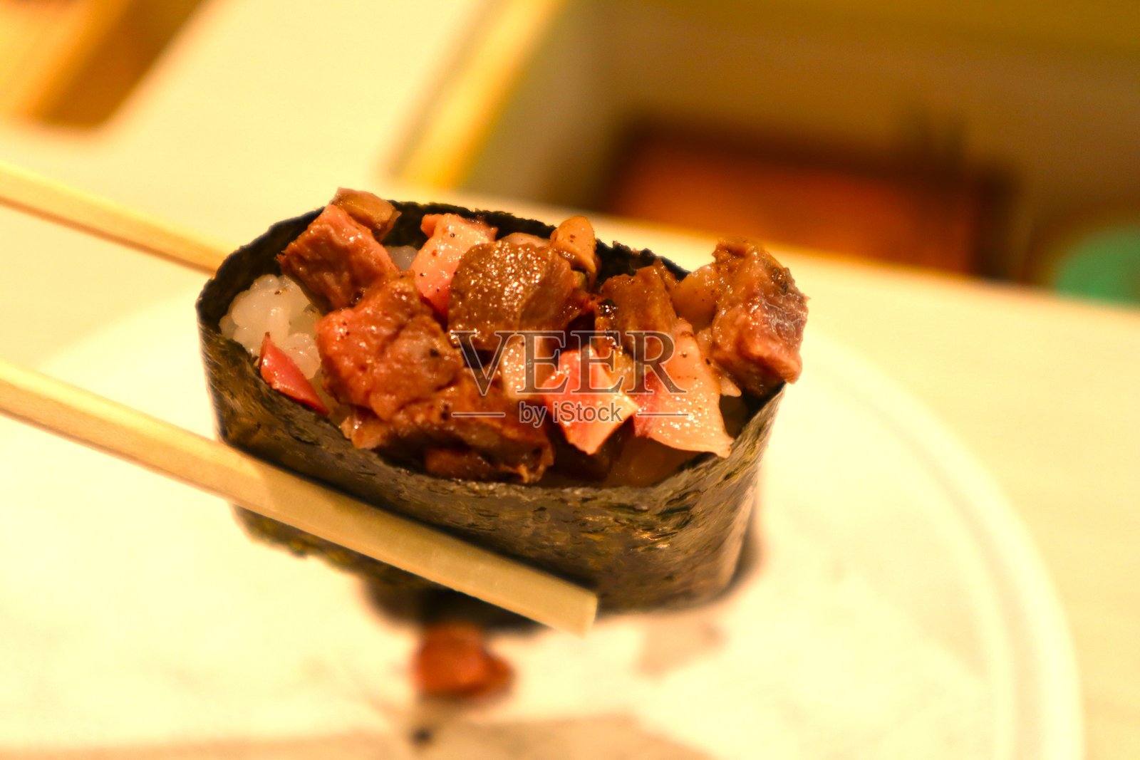 东京一家传送带寿司店的寿司照片摄影图片