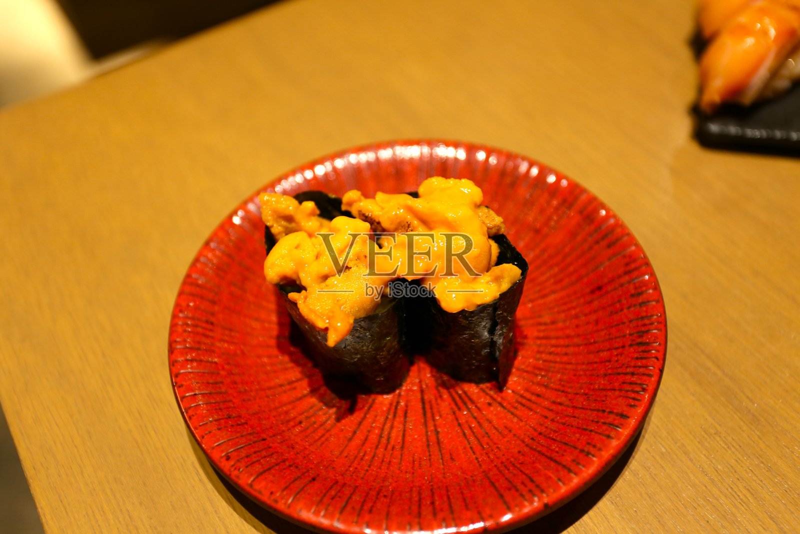 东京一家传送带寿司店的寿司照片摄影图片