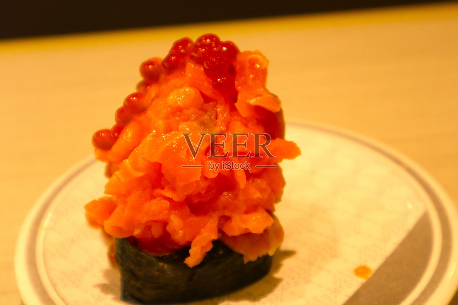 东京一家传送带寿司店的寿司照片摄影图片