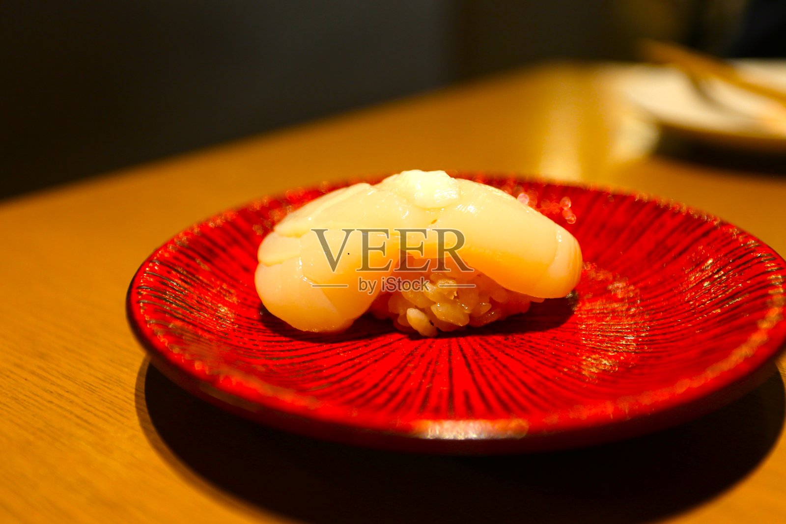 东京一家传送带寿司店的寿司照片摄影图片