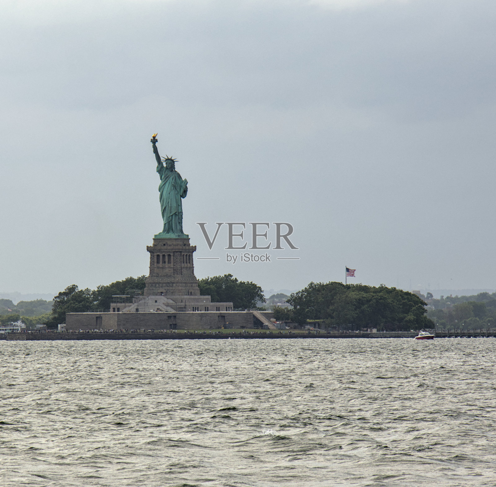 从红钩布鲁克林看到的纽约港自由岛上的自由女神像(著名的火炬王冠法国艺术代表自由)美国美国的地标照片摄影图片