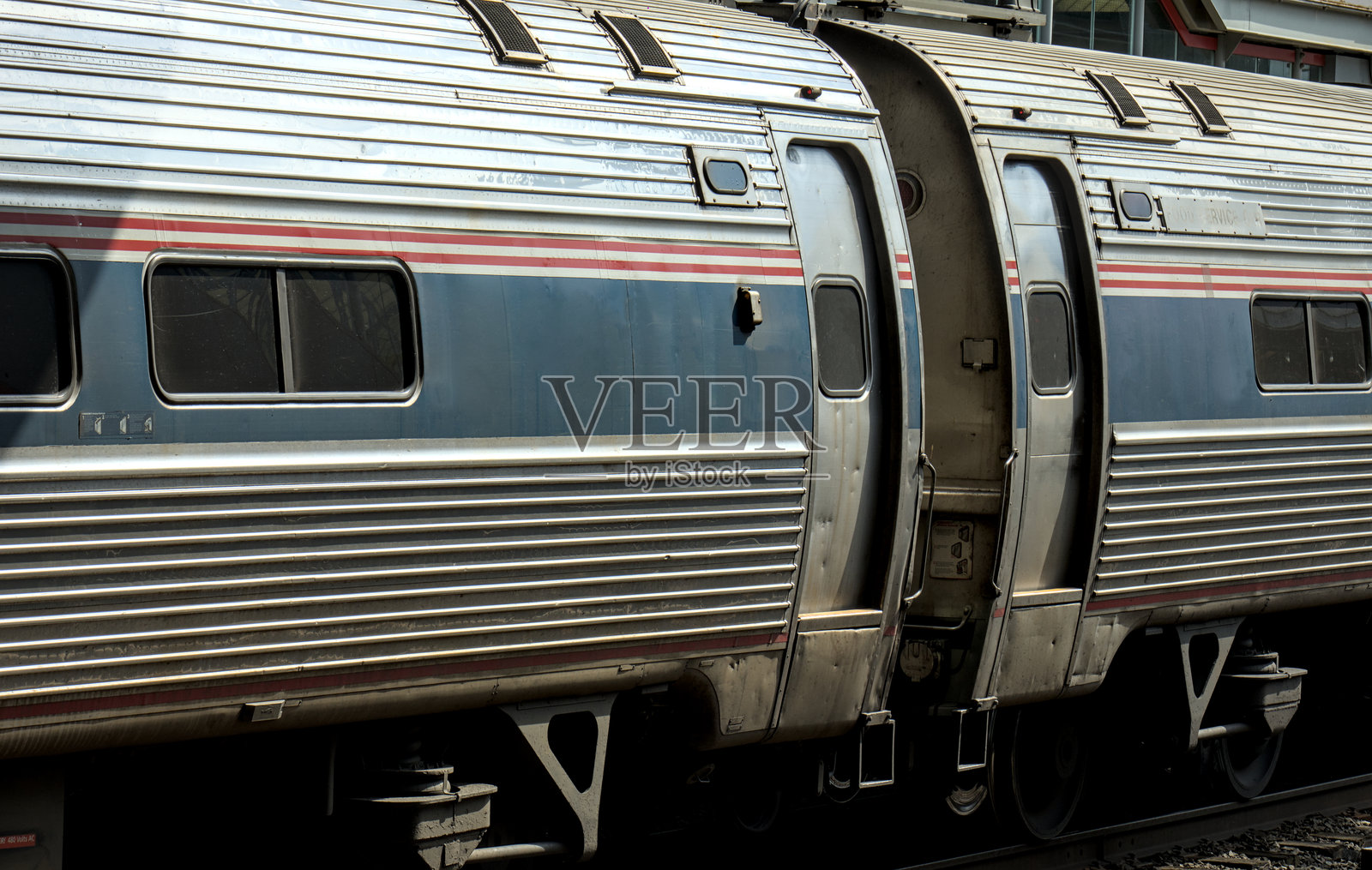 在车站轨道上的通勤列车(地铁铁路旅行)铁路车站，多车厢车厢东北旅游美国照片摄影图片