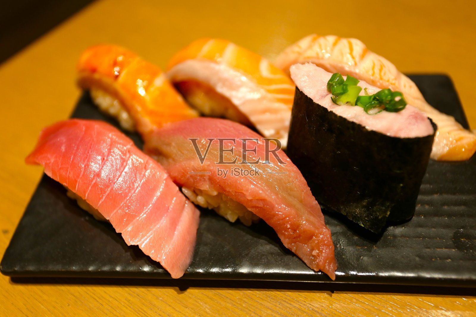 东京一家寿司店的寿司照片摄影图片