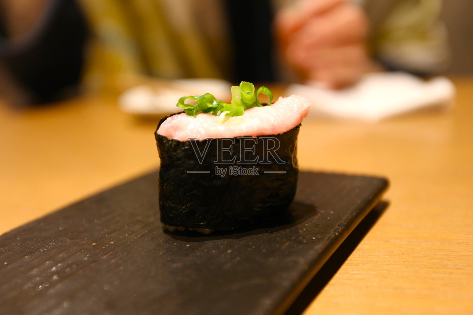 东京一家寿司店的寿司照片摄影图片