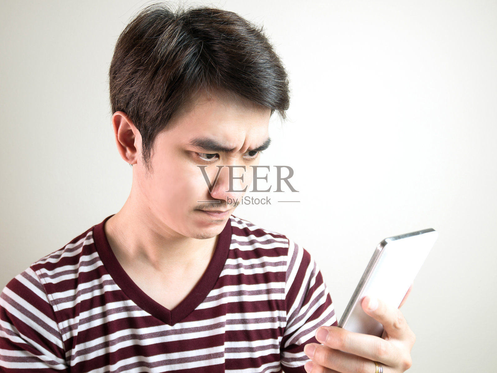 震惊的男子在白色背景下使用手机照片摄影图片