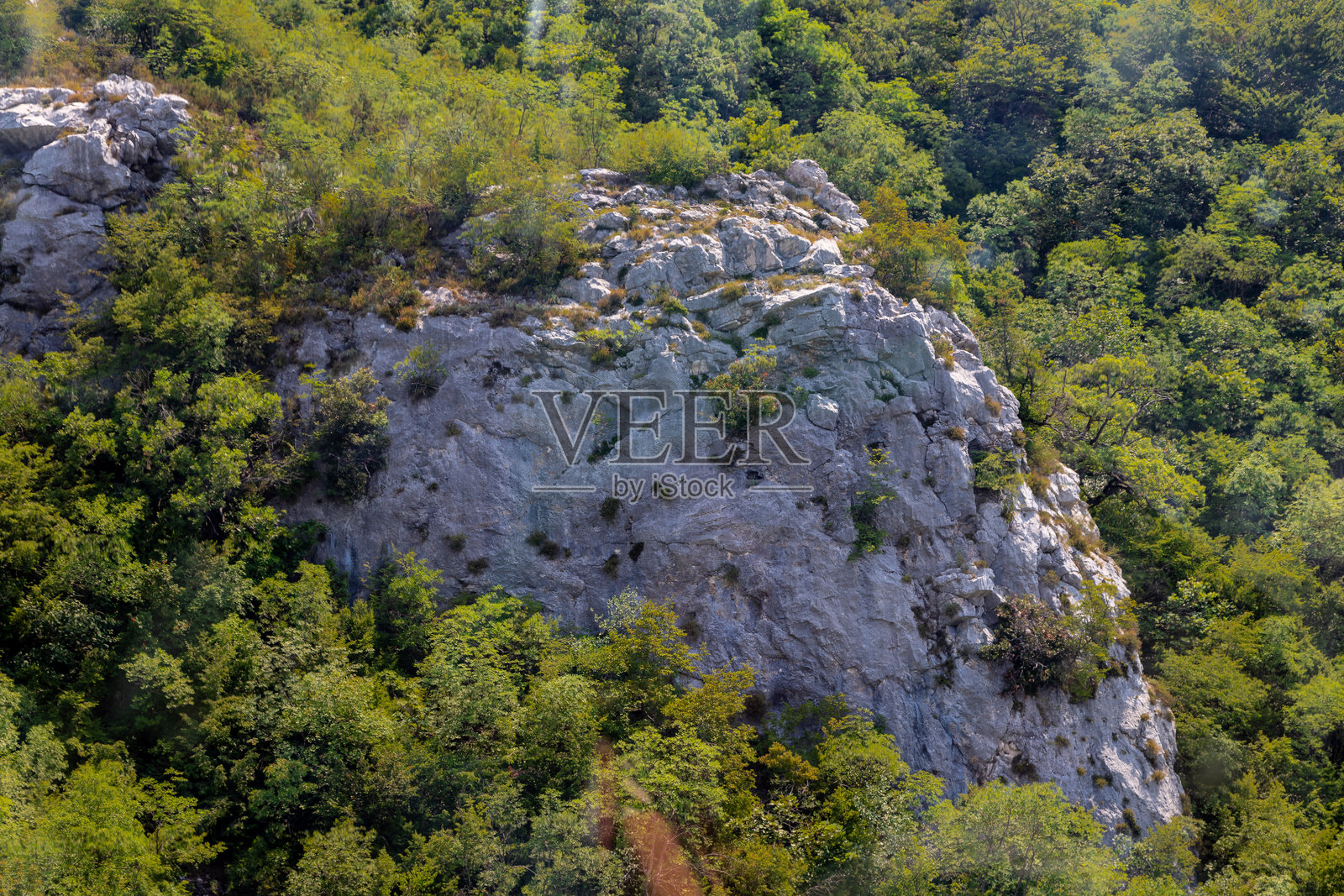 从Dajti山上俯瞰阿尔巴尼亚及其首都地拉那的美景，乘坐Dajti Express缆车可以轻松到达照片摄影图片