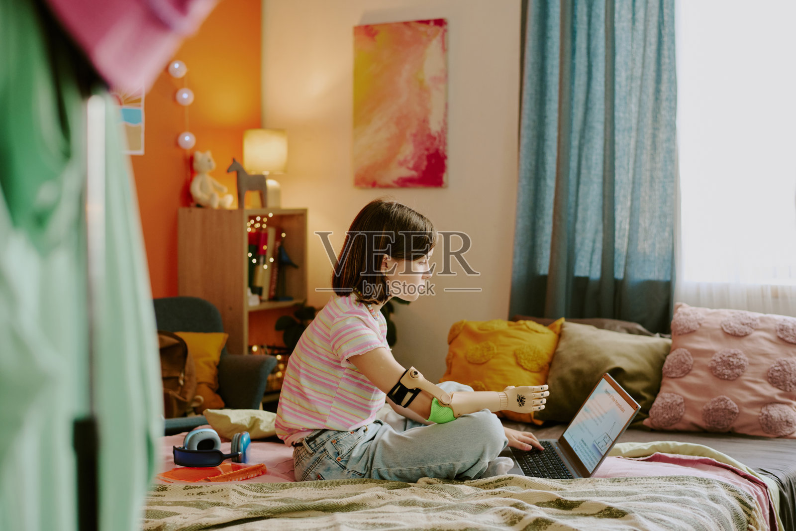 残疾青少年用笔记本电脑做作业照片摄影图片