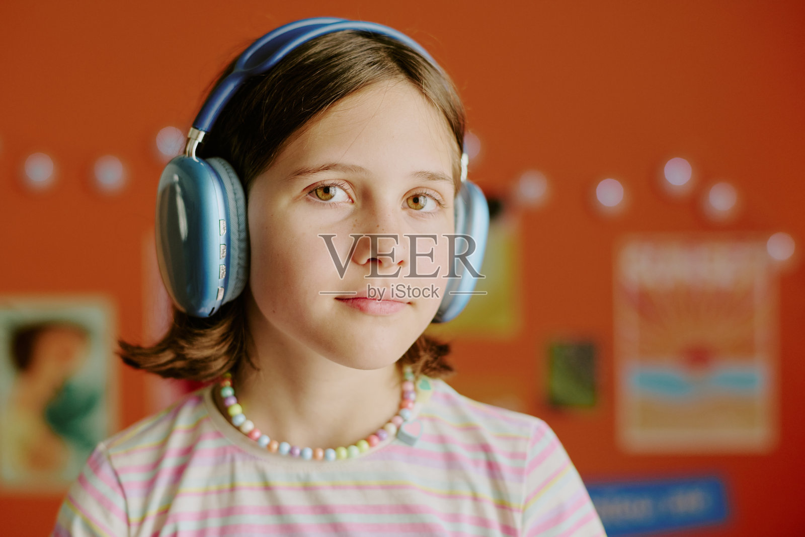 戴耳机的女孩看着相机照片摄影图片