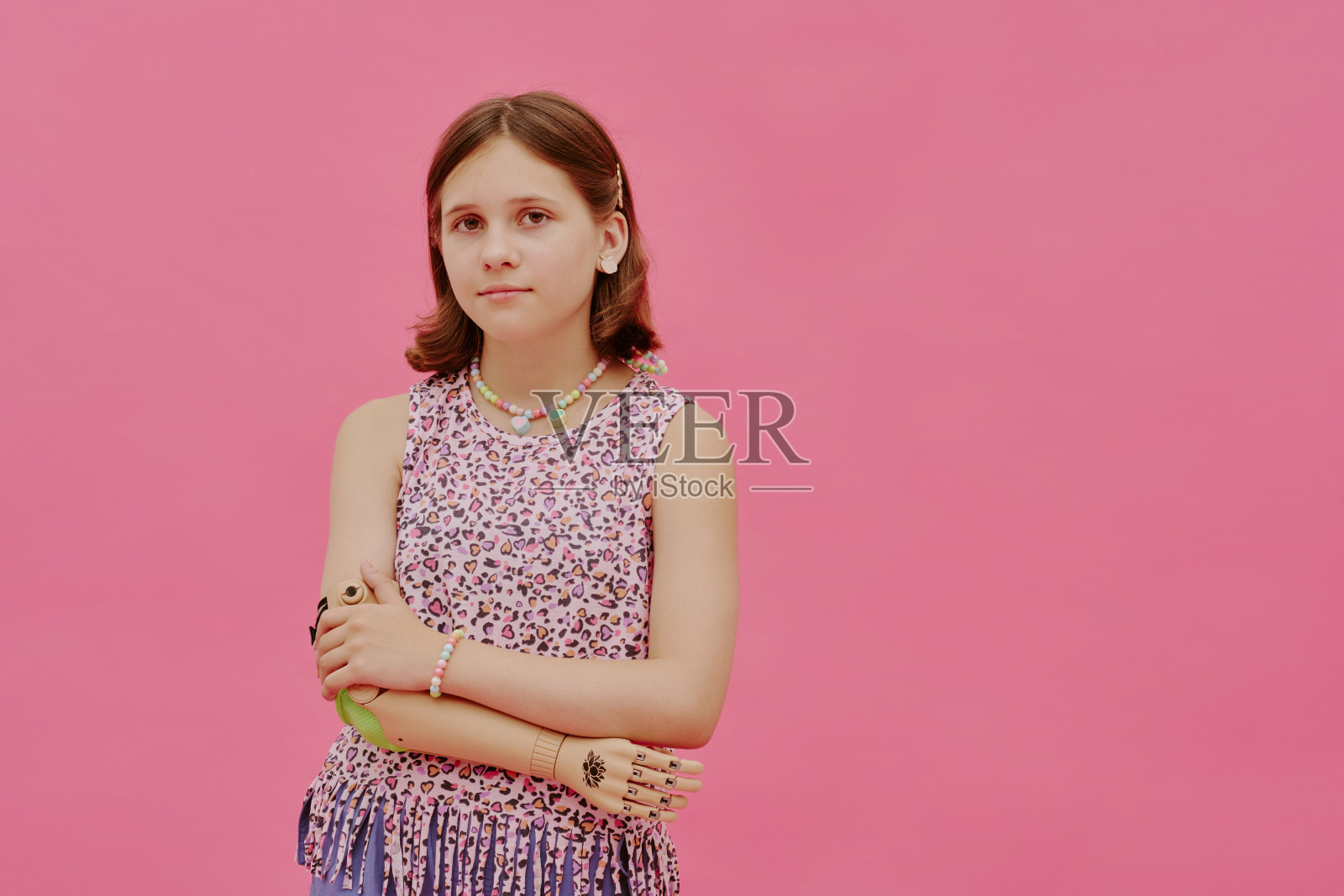 残疾女孩双臂交叉站立照片摄影图片