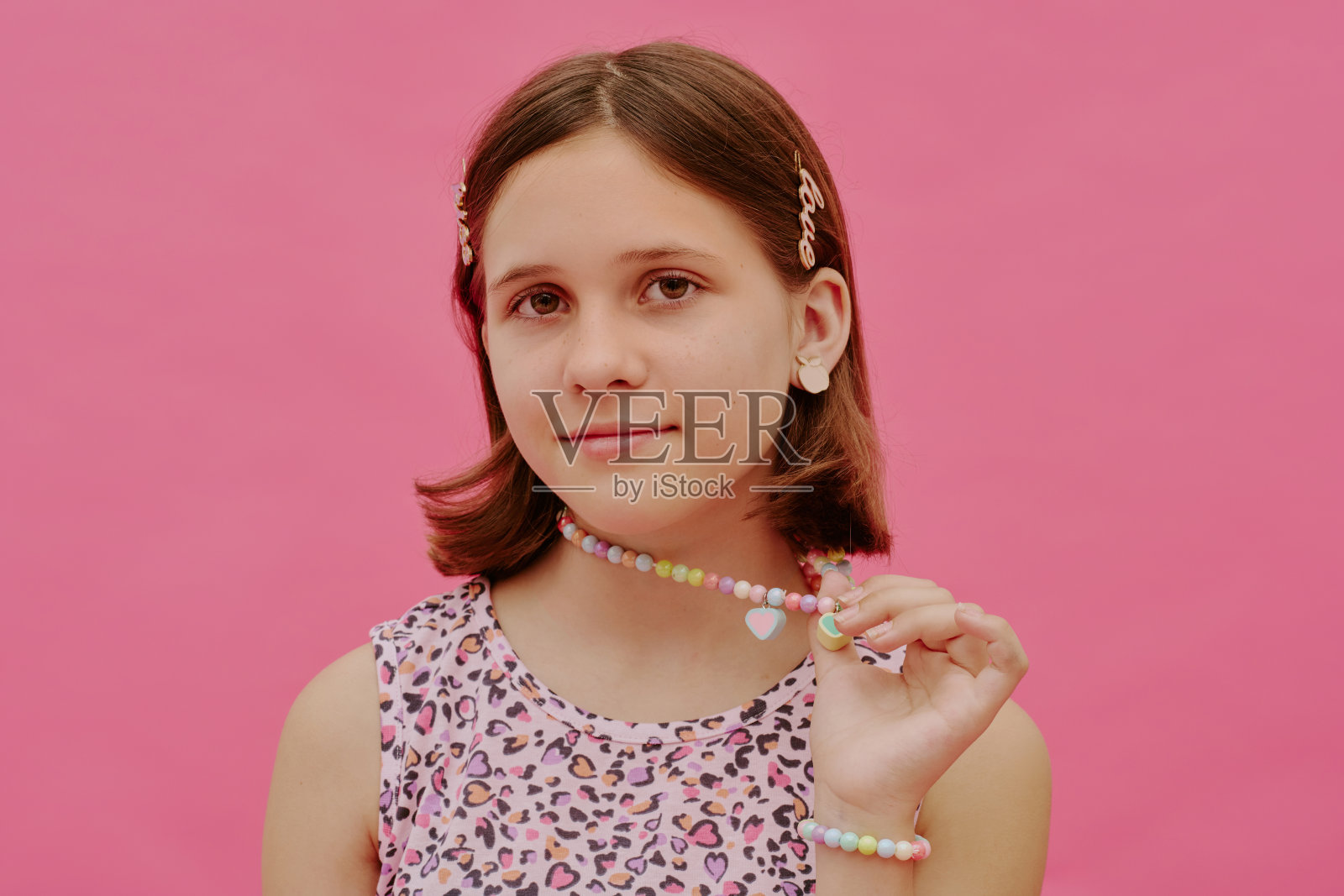 女孩展示时尚配饰照片摄影图片