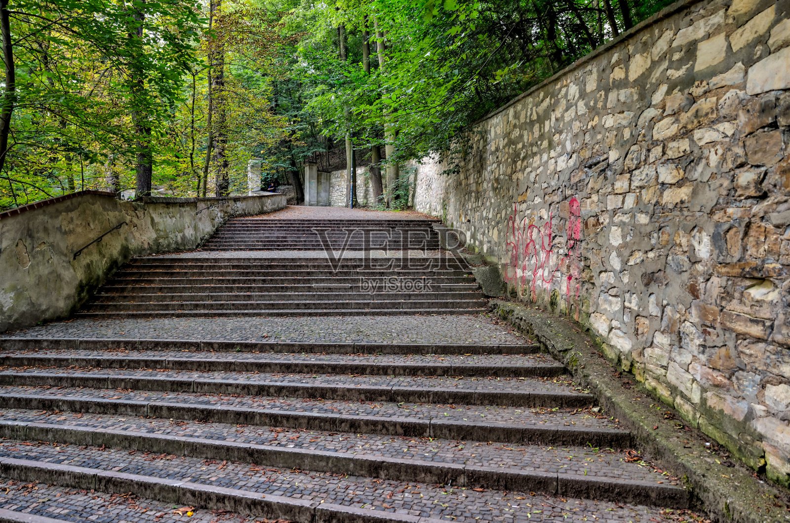 捷克共和国布拉格彼得林塔周围山上的徒步小径和小路照片摄影图片