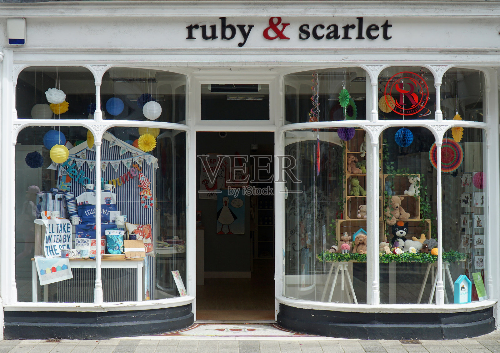 红宝石和猩红礼品店传统店面前面。照片摄影图片