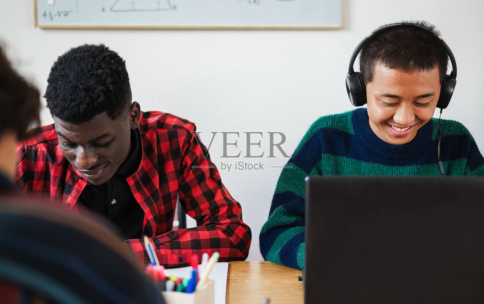 多种族学生在一起学习时看书和使用笔记本电脑-回到学校的概念-关注右亚洲人的嘴照片摄影图片