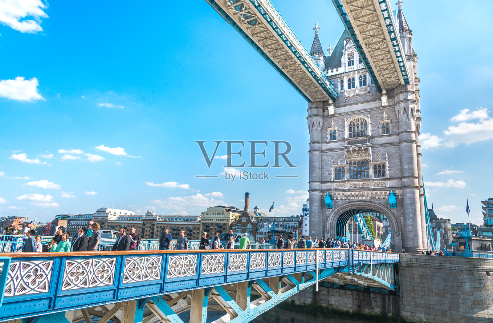 在标志性的塔桥图像中，可以看到两座塔楼中的一座，结构和行人经过。照片摄影图片