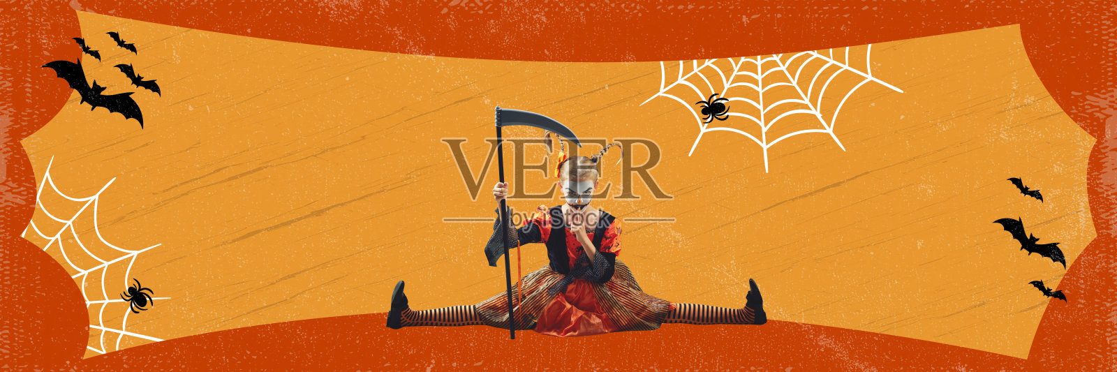 诡异的万圣节场景。穿着戏服的孩子拿着镰刀，和蝙蝠和蜘蛛坐在一起。令人毛骨悚然的季节。当代艺术拼贴。照片摄影图片