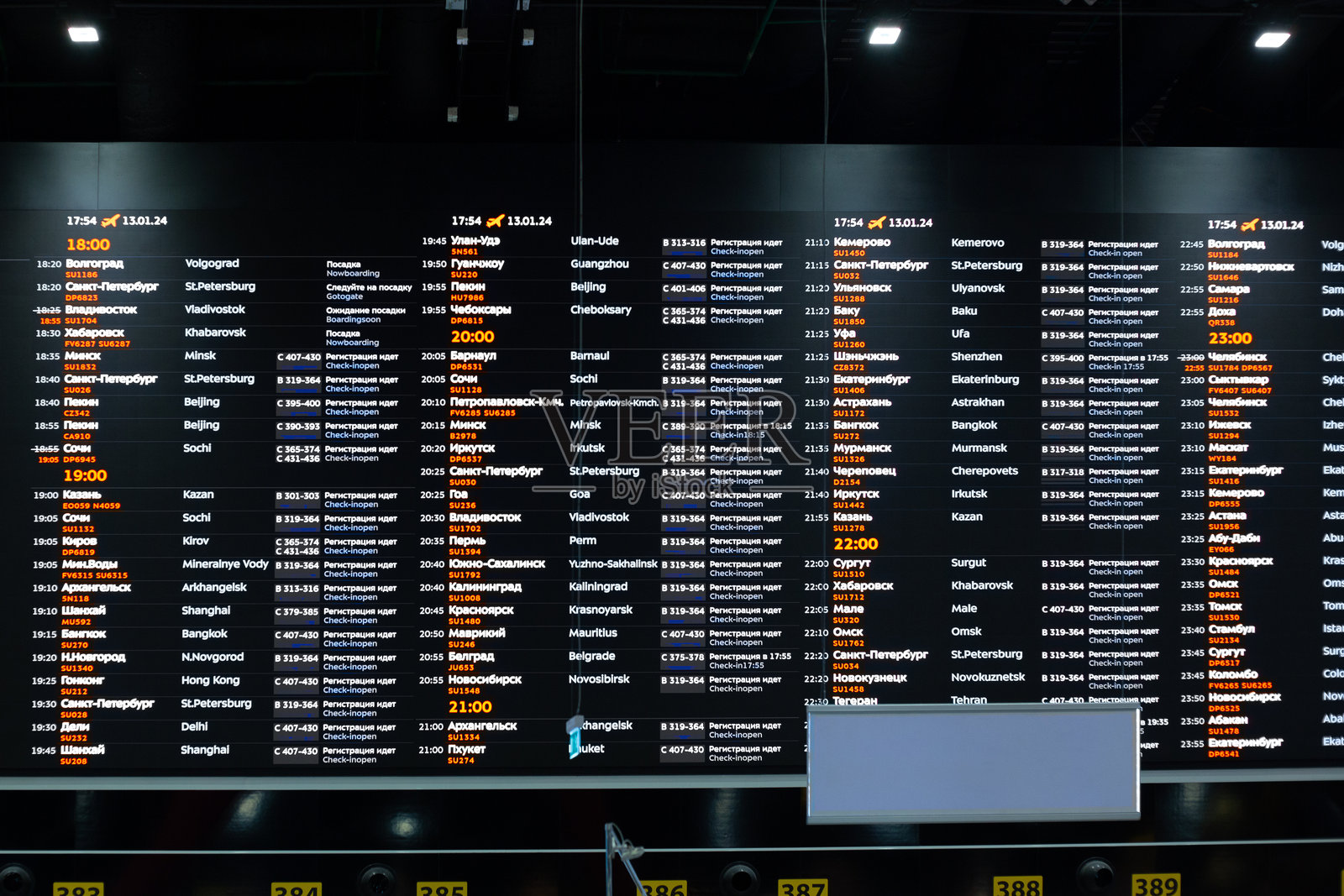 俄罗斯莫斯科谢列梅捷沃机场的离境和抵境飞机电子登机板照片摄影图片