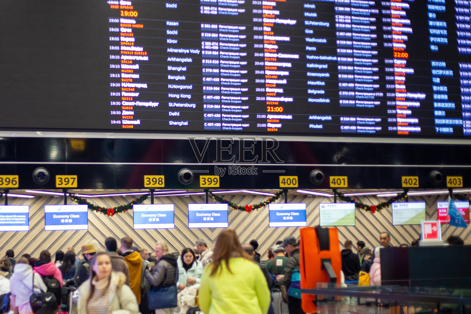 谢列梅捷沃机场的电子离境登机板，旅客值机柜台。莫斯科,俄罗斯照片摄影图片