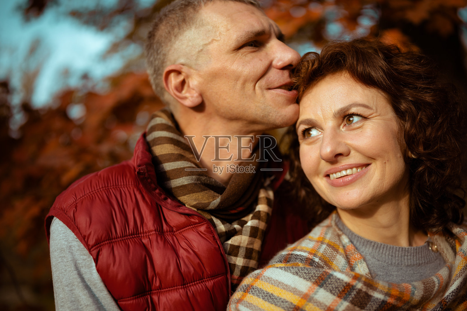 幸福的时尚情侣在公园里玩得很开心照片摄影图片