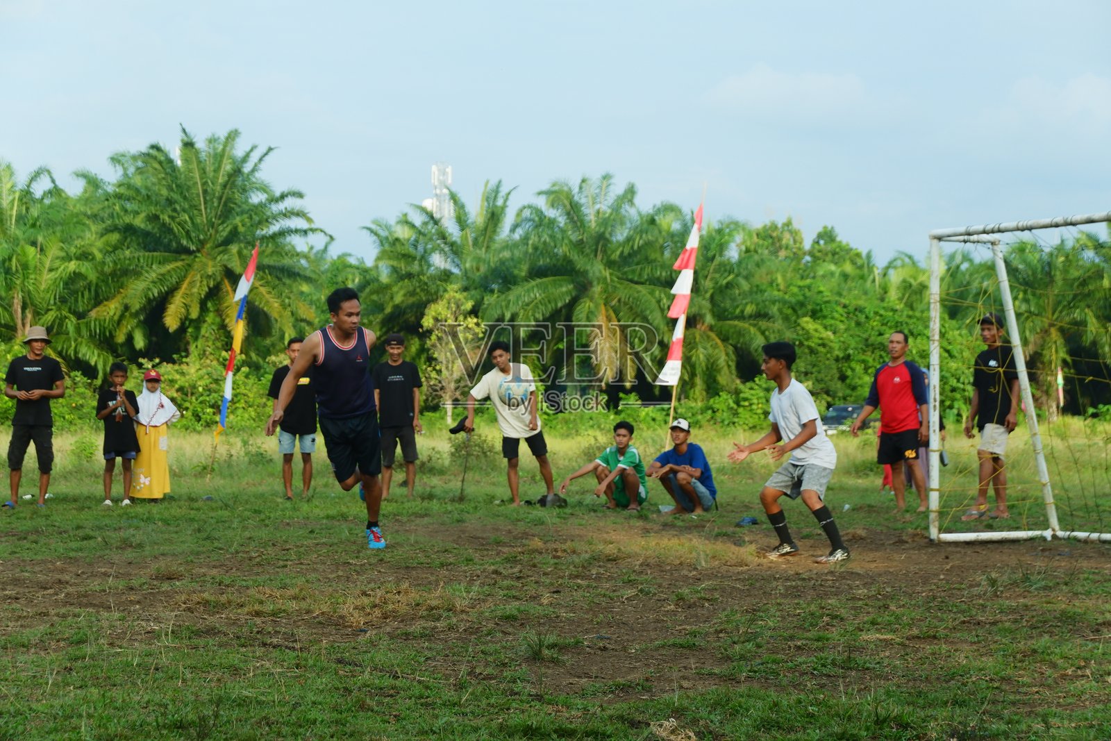 有人看见几个人在绿草地上踢足球照片摄影图片