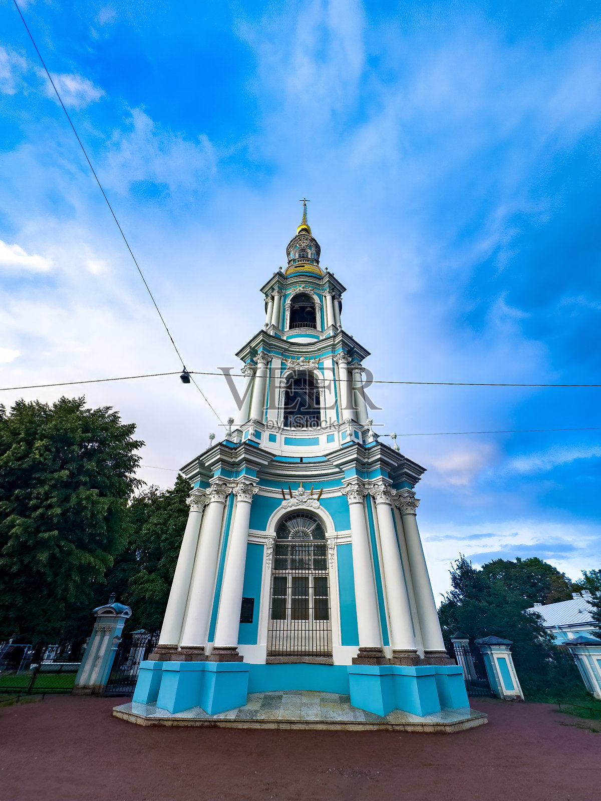 令人惊叹的巴洛克式教堂钟楼，金色和蓝色的细节映衬着晴朗的天空照片摄影图片