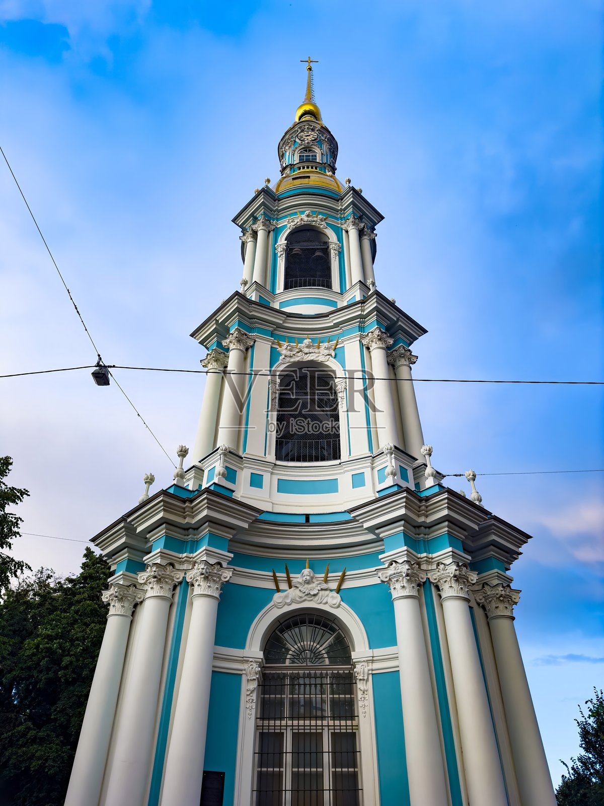 令人惊叹的巴洛克式教堂钟楼，金色和蓝色的细节映衬着晴朗的天空照片摄影图片