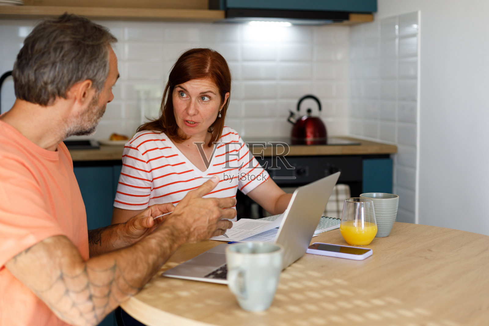 丈夫和妻子准备支付账单。一对有经济问题的年轻夫妇照片摄影图片
