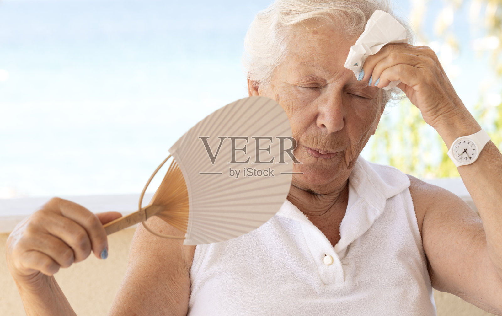 炎热的天气对老年人很危险照片摄影图片