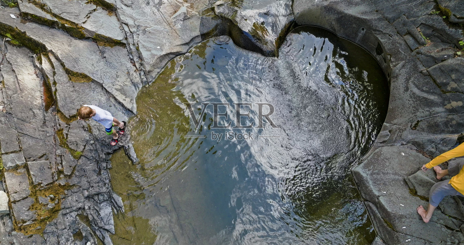 男孩们探索心形的天然水池照片摄影图片