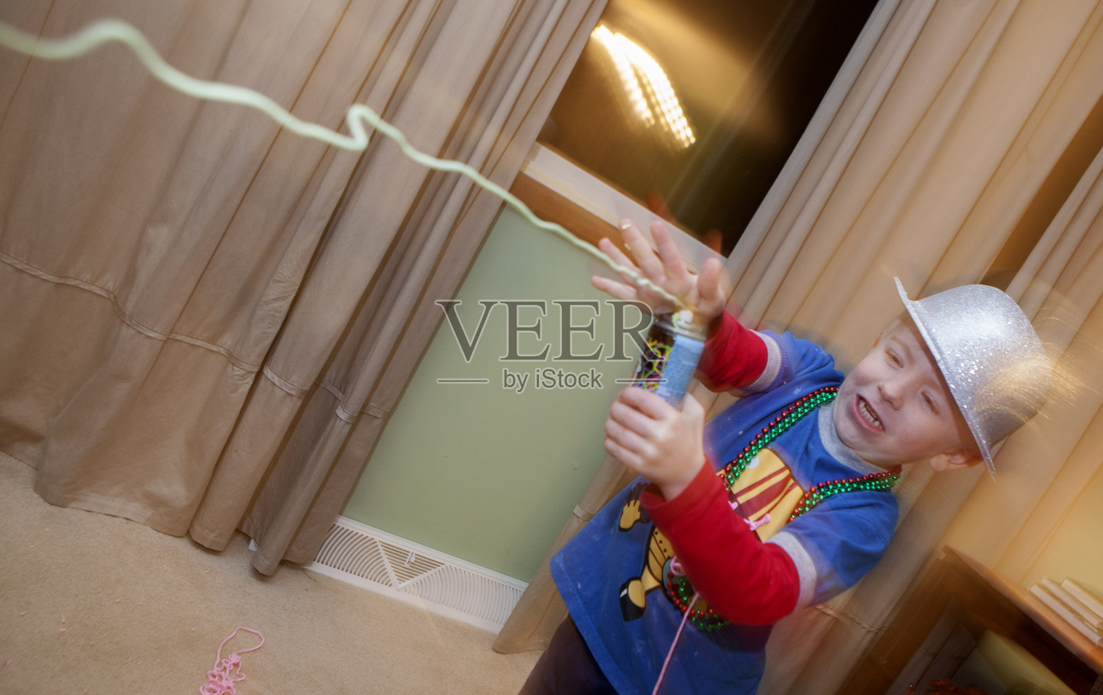 在家里玩派对弦的男孩照片摄影图片