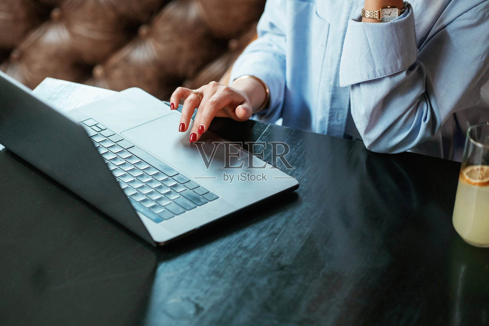 拿着笔记本电脑的美女在酒吧里照片摄影图片