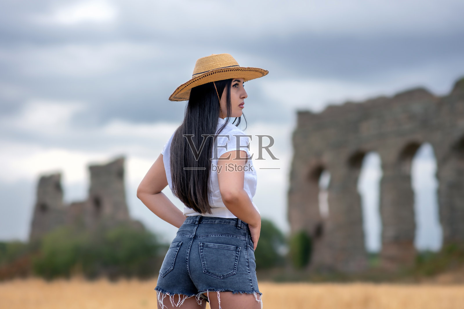 戴草帽的年轻女子的自然肖像照片摄影图片