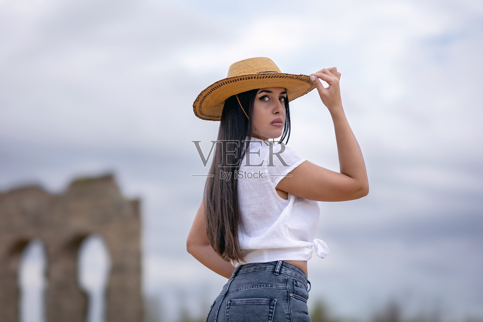 戴草帽的年轻女子的自然肖像照片摄影图片