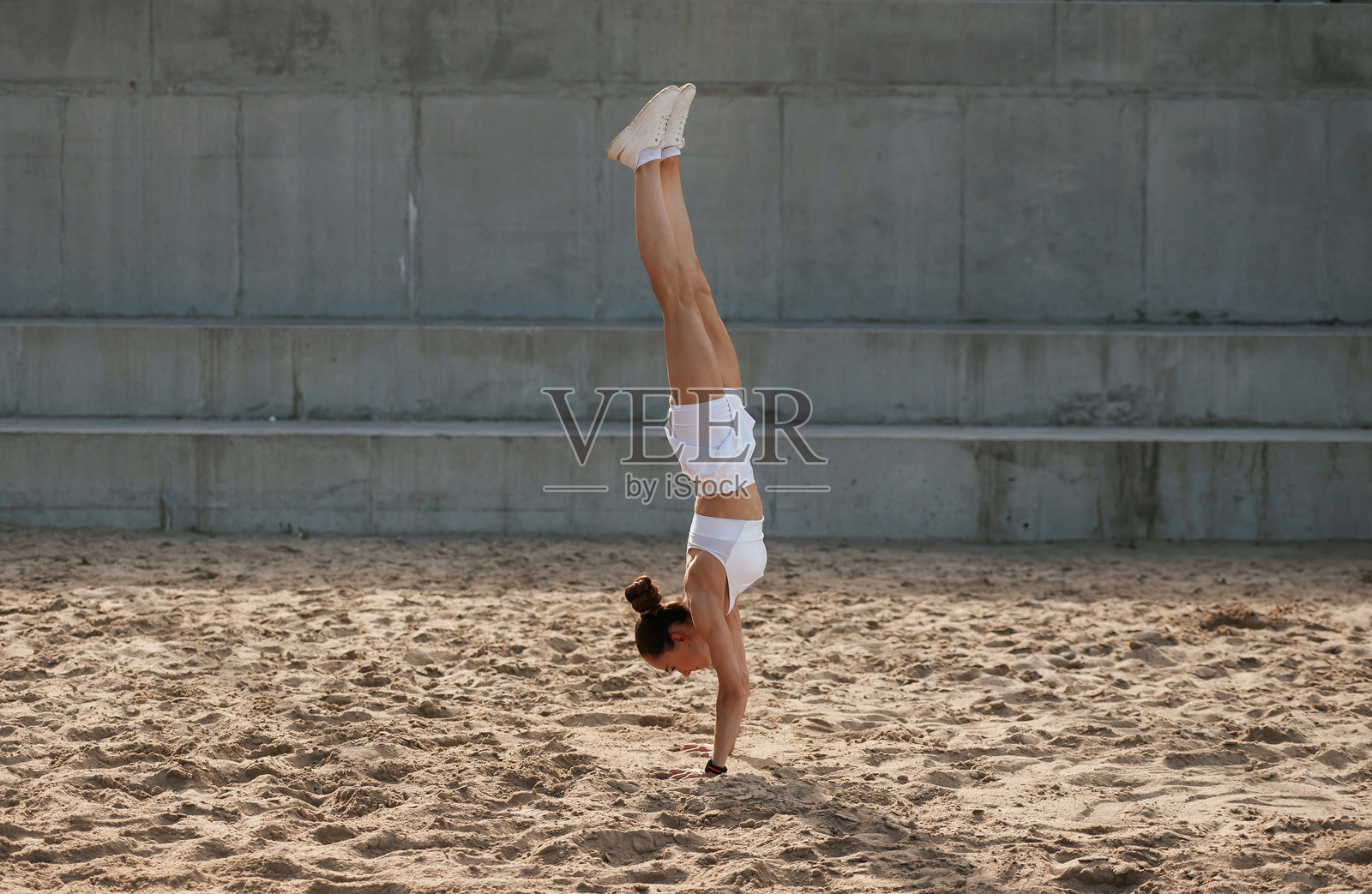 户外，健身理念。一个瘦小的女人在外面照片摄影图片
