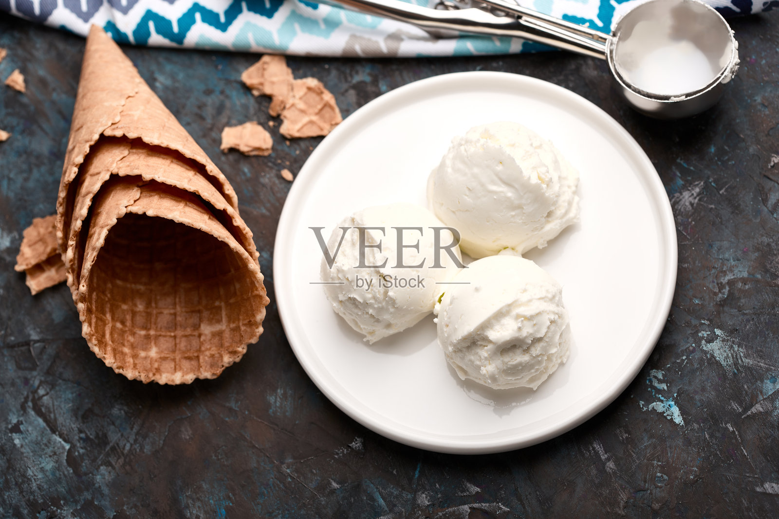 深色背景的冰淇淋球、球勺和华夫蛋筒。广告空间。照片摄影图片