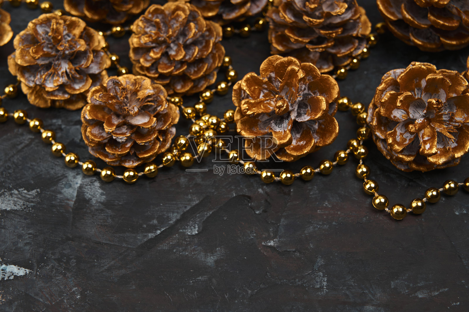 圣诞背景与圣诞树和火花散景灯木制帆布背景。圣诞贺卡快乐。寒假主题。新年快乐。文本空间。节日快乐照片摄影图片