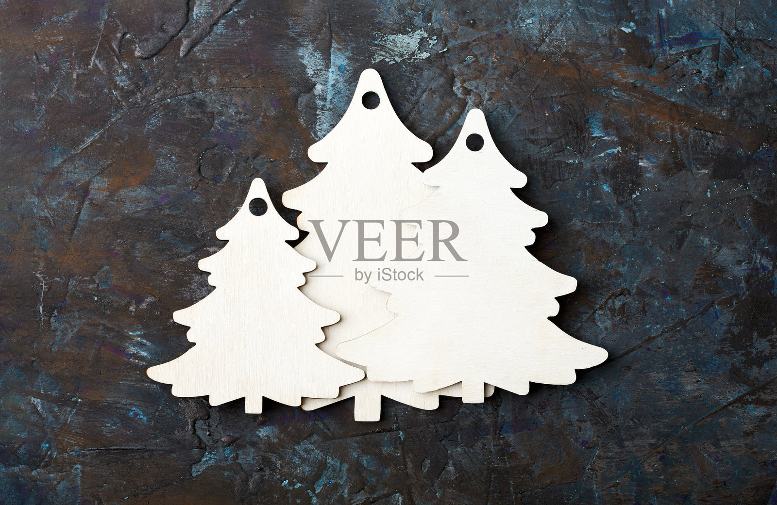 圣诞背景与圣诞树和火花散景灯木制帆布背景。圣诞贺卡快乐。寒假主题。新年快乐。文本空间。节日快乐照片摄影图片