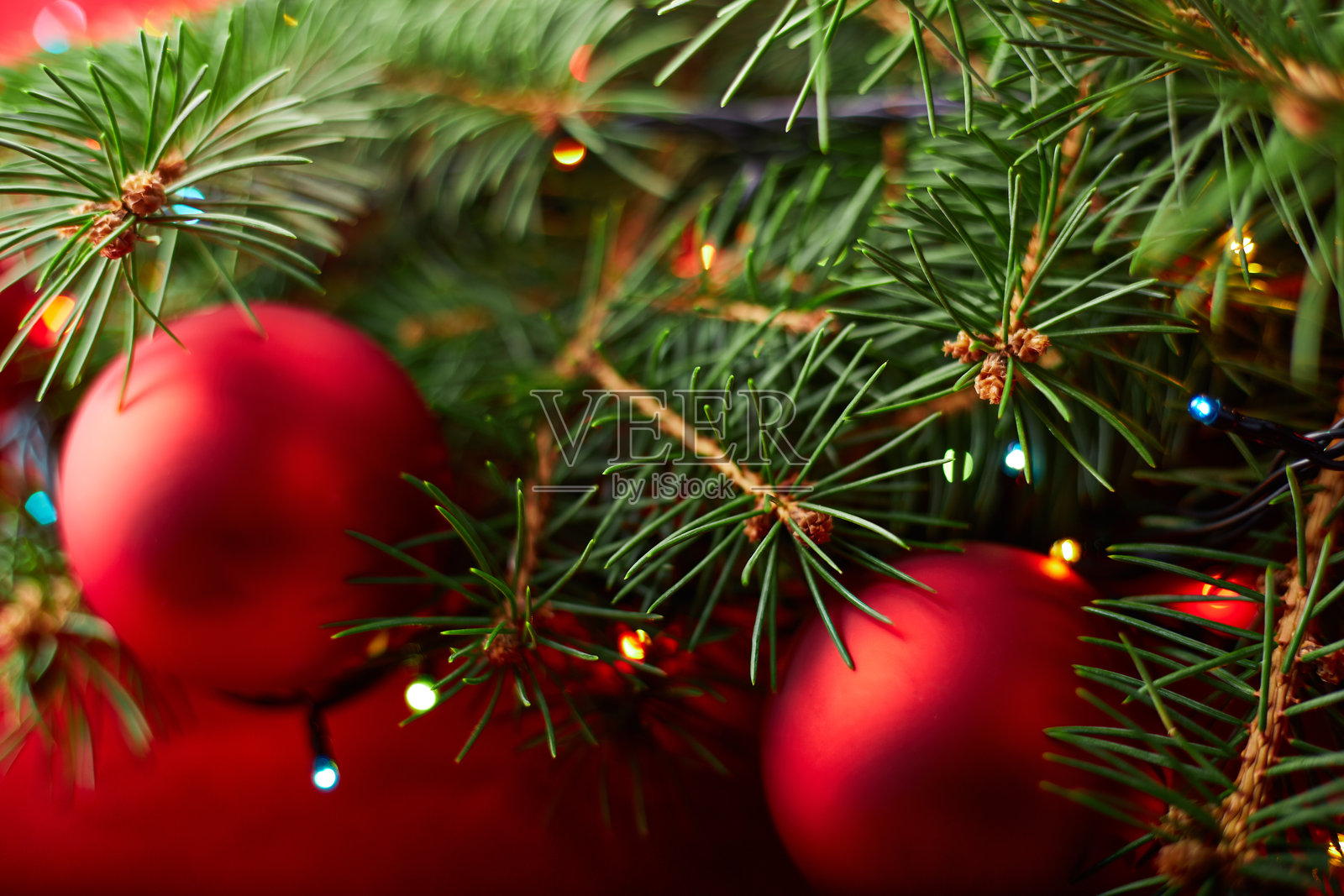 圣诞背景与圣诞树和火花散景灯木制帆布背景。圣诞贺卡快乐。寒假主题。新年快乐。文本空间。节日快乐照片摄影图片