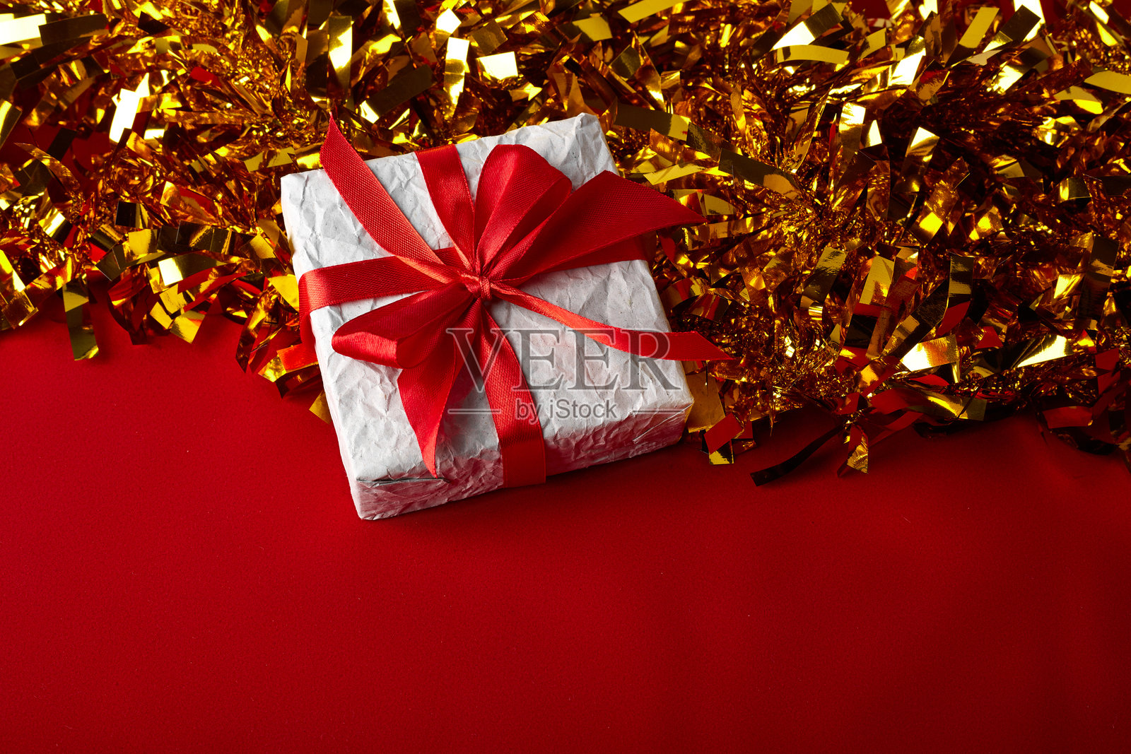 圣诞背景与圣诞树和火花散景灯木制帆布背景。圣诞贺卡快乐。寒假主题。新年快乐。文本空间。节日快乐照片摄影图片