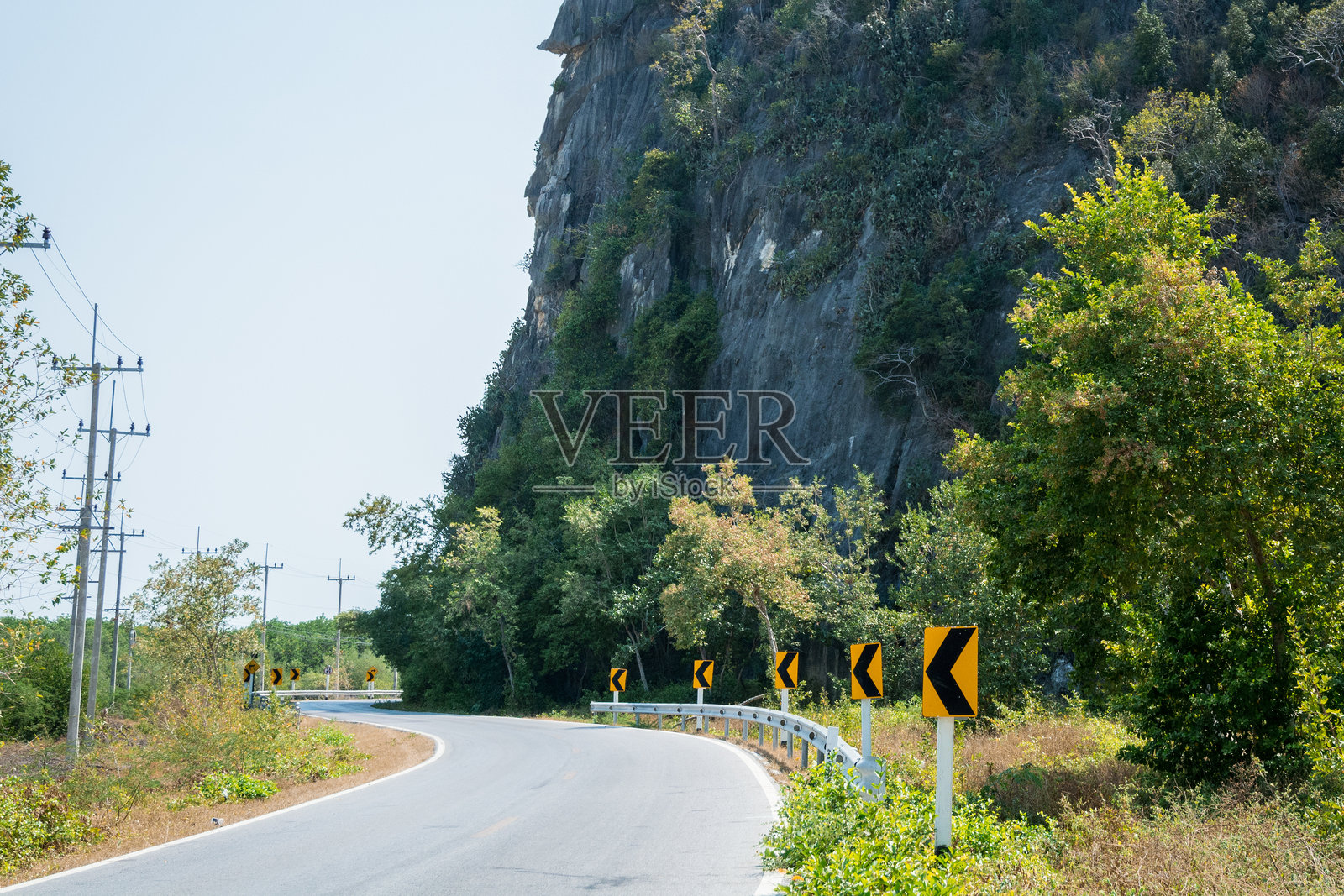 在晴朗的日子里看空山路照片摄影图片