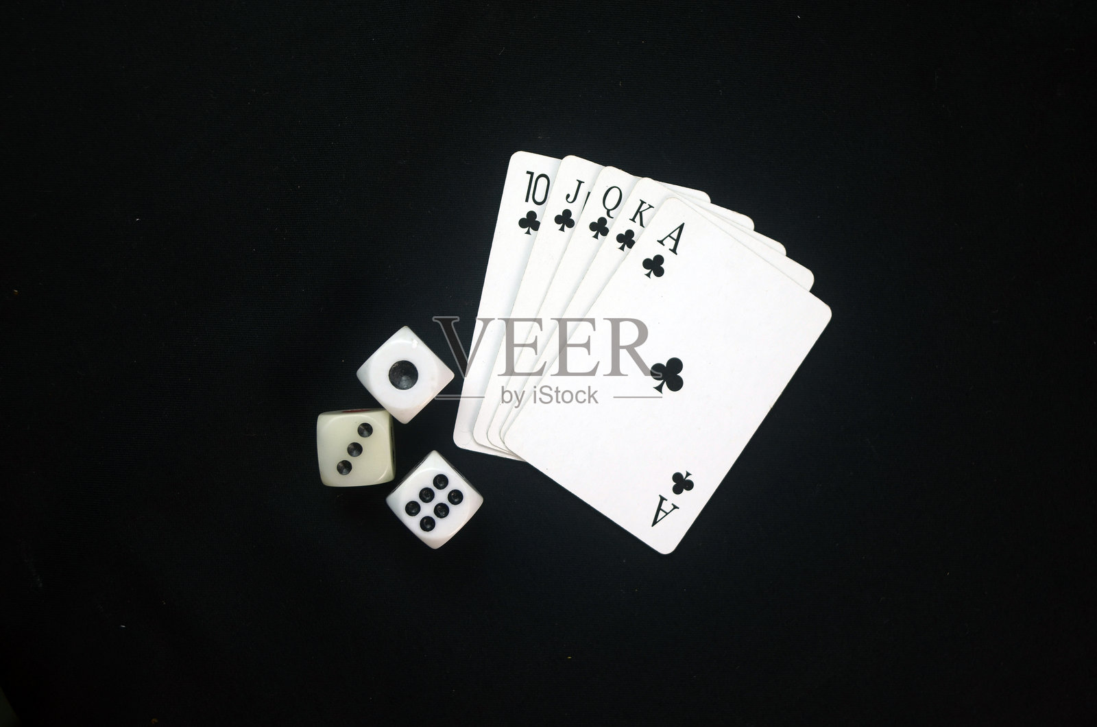 卡片的特写骰子对黑色背景照片摄影图片