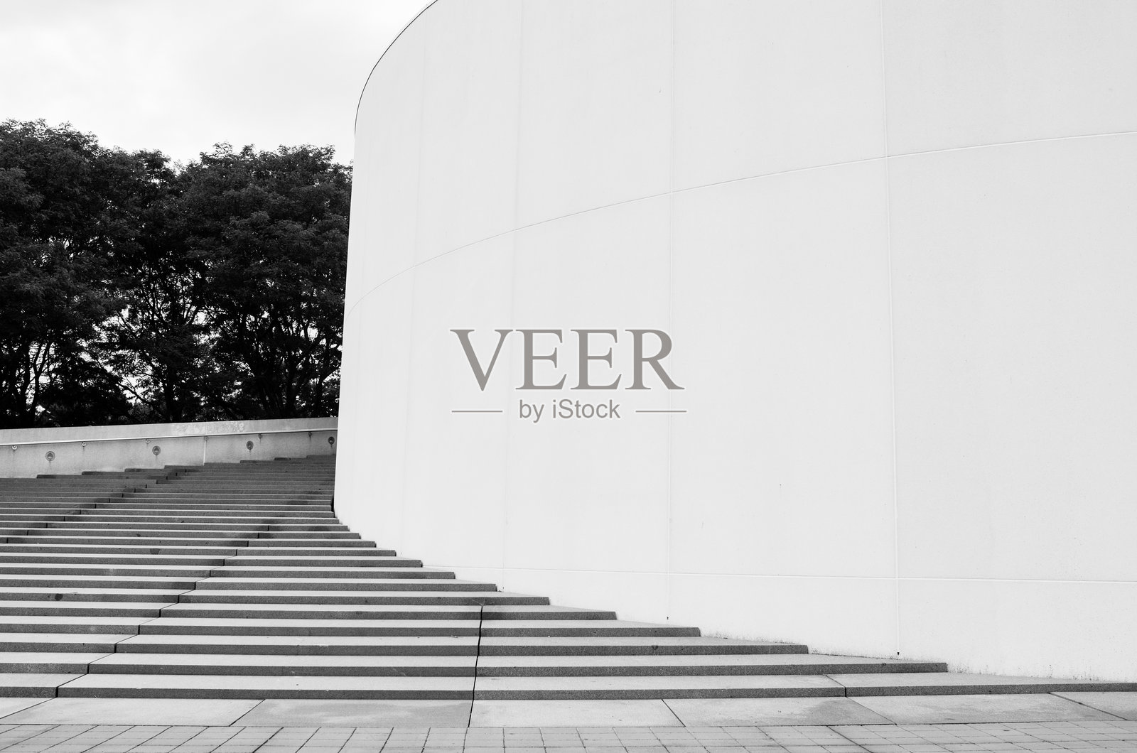 台阶和树木衬着天空照片摄影图片