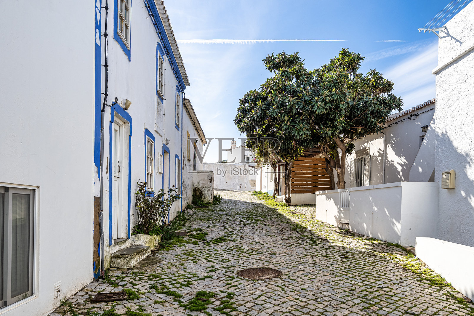 葡萄牙南部的卡塞拉维拉渔村。房屋的白色外墙配上彩色装饰。照片摄影图片